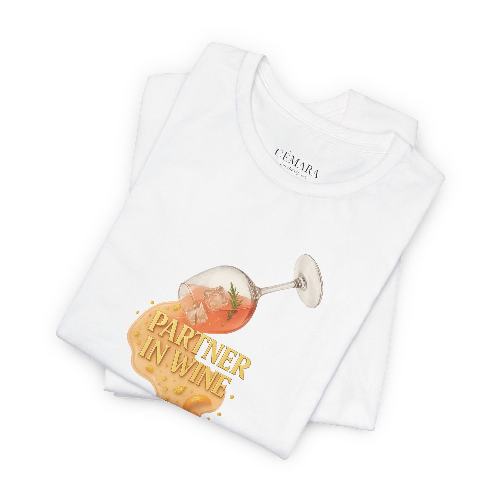 Weißes T-Shirt mit Wein-Illustration – Partner in Wine Statement & femininer Sommer Look flatlay