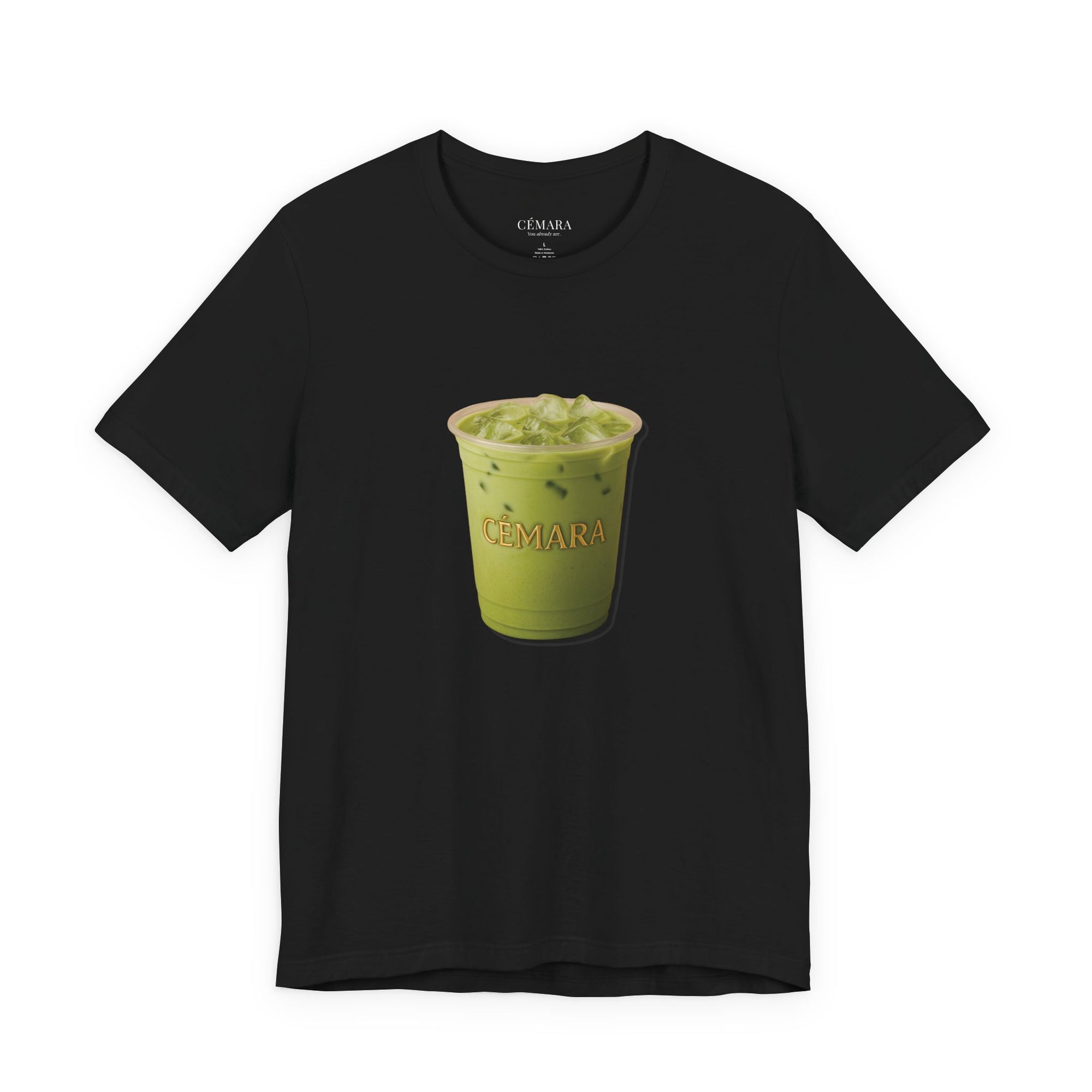 Schwarzes Matcha T-Shirt mit Frontprint eines realistischen Iced Matcha Latte