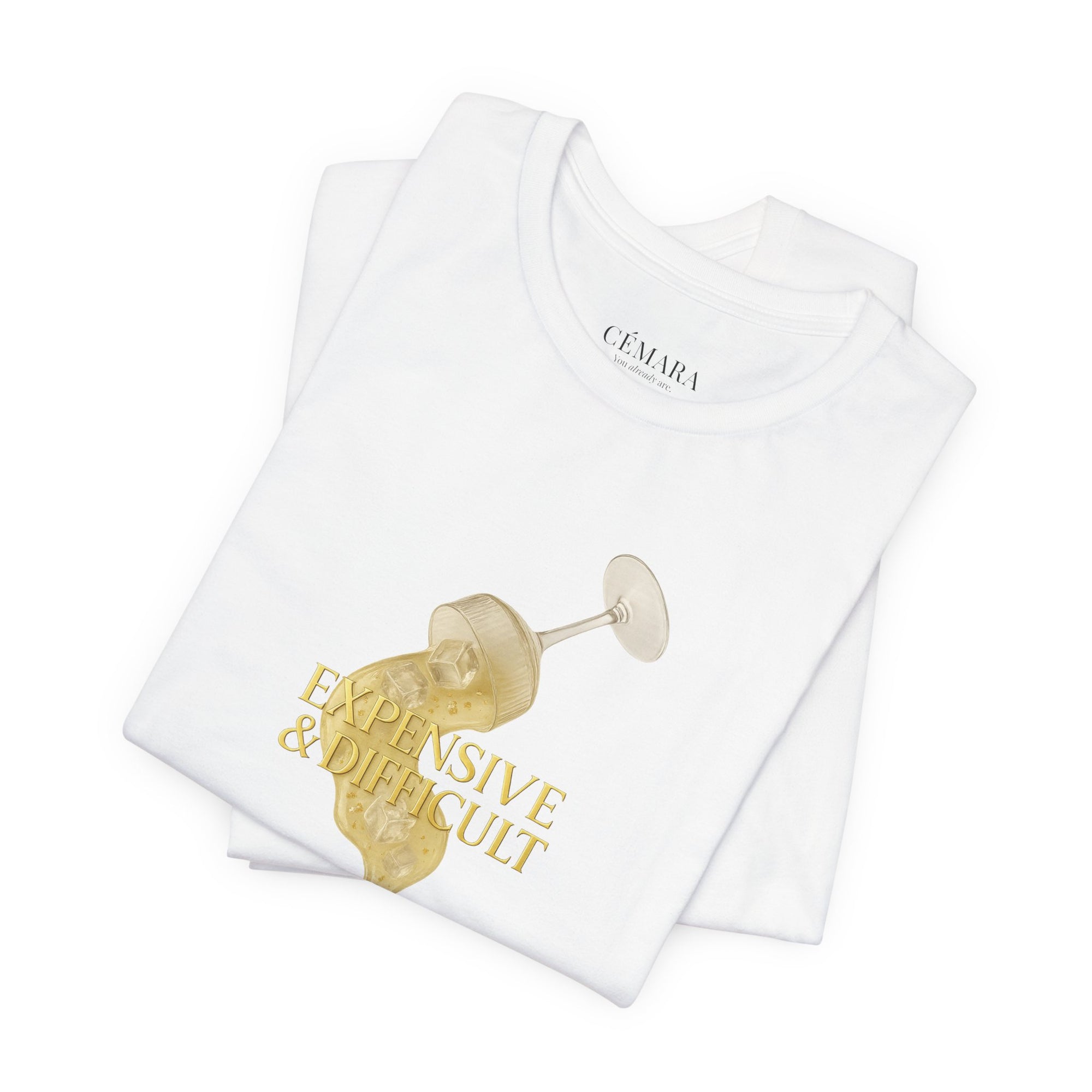 Weißes T-Shirt mit ironischem Goldglas & Typografie – feminines Statement für Capsule Looks & Brunch folded girls trip