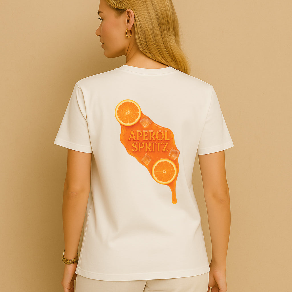 Rückansicht: Model mit weißem CÉMARA Shirt & orangefarbenem Cocktail-Rückendruck – stilvoll & edgy
