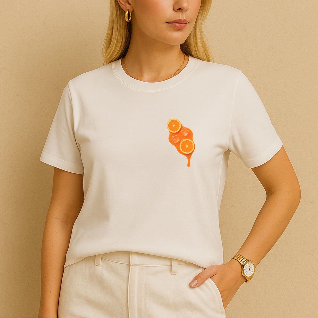 Model trägt weißes CÉMARA T-Shirt mit Orangenscheiben Frontprint – minimalistischer Sommerstil