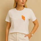 Model trägt weißes CÉMARA T-Shirt mit Orangenscheiben Frontprint – minimalistischer Sommerstil