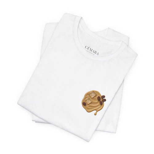CÉMARA Espresso Martini Shirt Damen weiß – kleiner Frontprint mit realistischer Espresso-Motiv Illustration und Kaffeebohnen, minimalistisches Cocktail T-Shirt flatlay