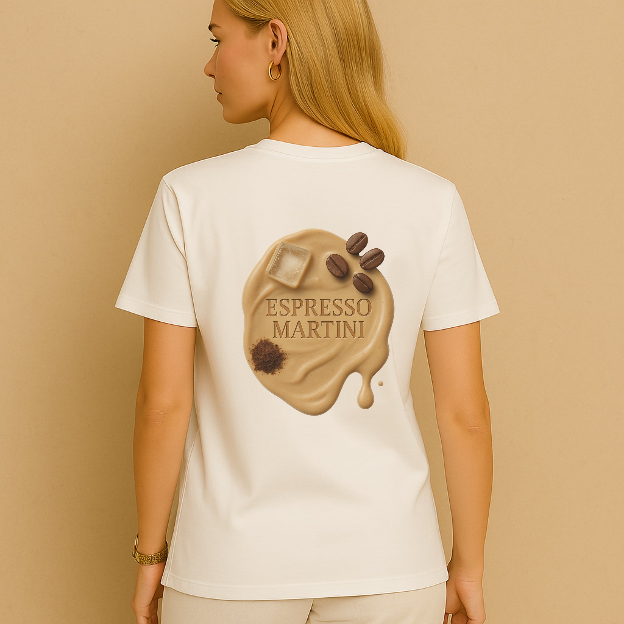 Rückansicht: Model im weißen CÉMARA Espresso Martini T-Shirt mit großem Backprint – ästhetisches Cocktail Design, Fashion Statement für Brunch & Bar back print shirt