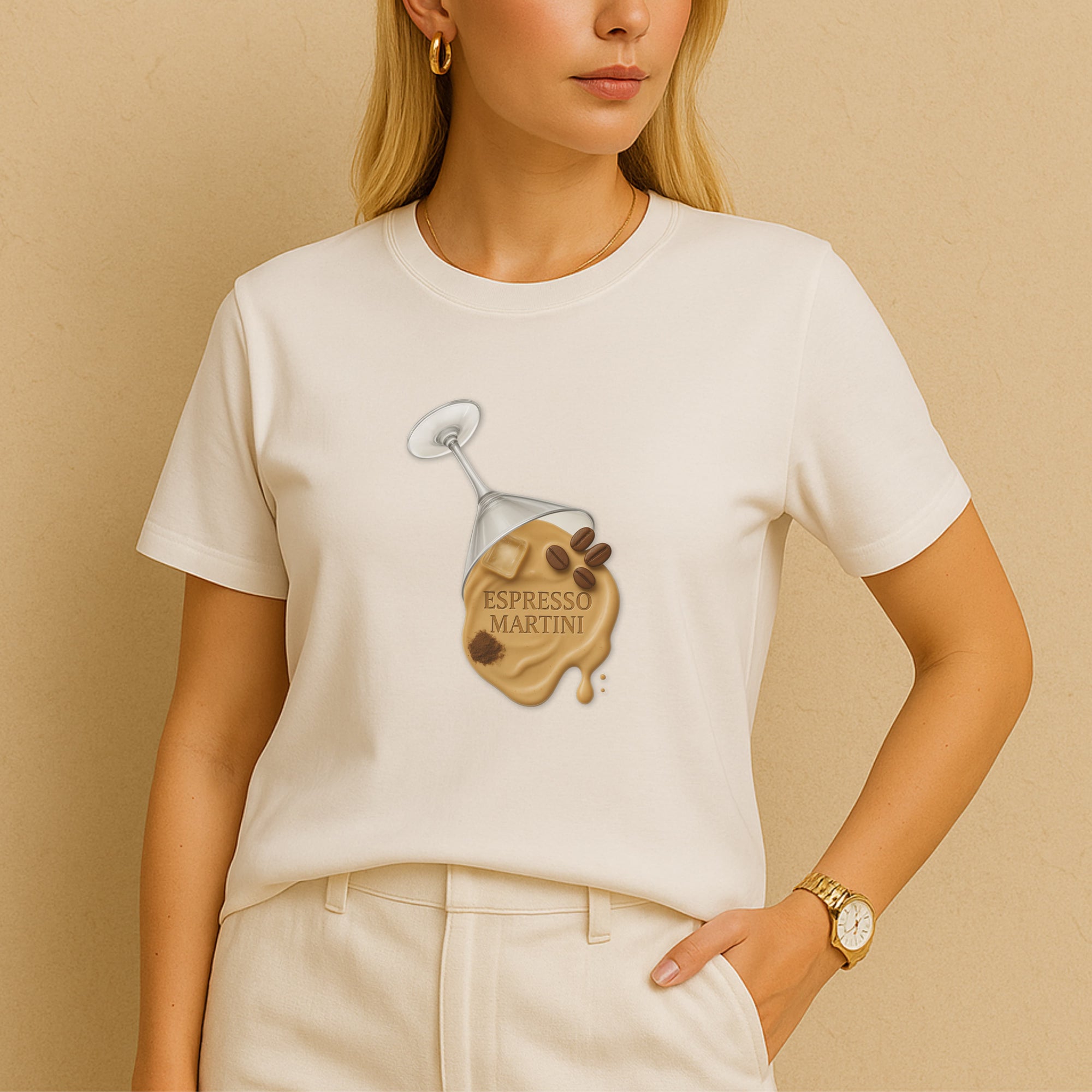 Weißes Damen T-Shirt mit Espresso Martini Print – getragen von Model, feminines Coffee Lover Statement für Brunch & Style