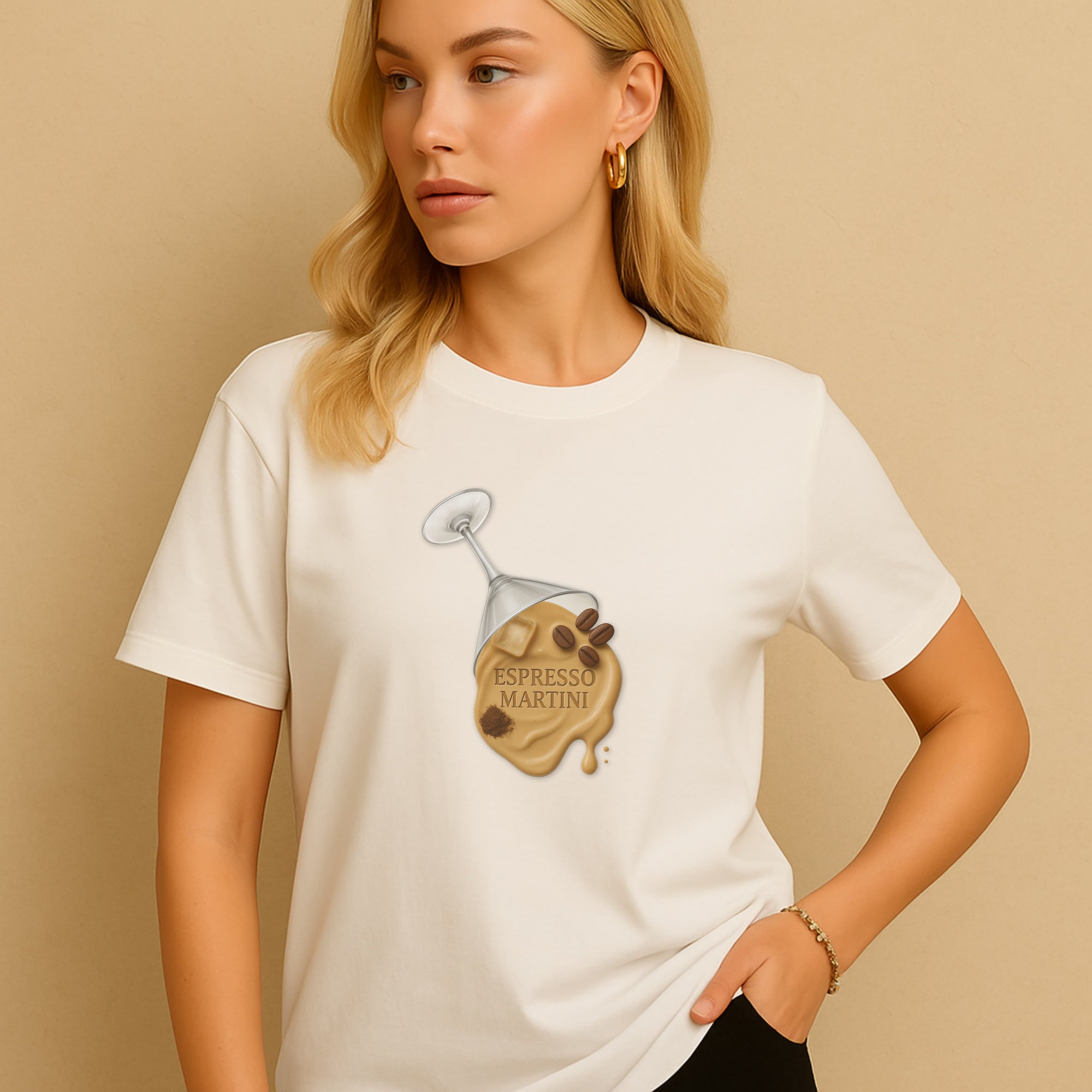 Espresso Cocktail Shirt Damen in Naturweiß – realistische Glas-Illustration, getragenes Fashion Piece mit Coffee Girl Vibes