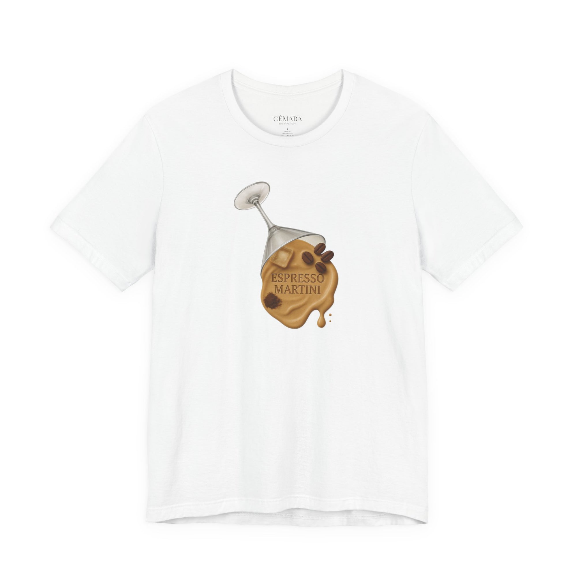 Weißes T-Shirt mit realistischer Espresso Martini Illustration – stilvoller Cocktail Statement