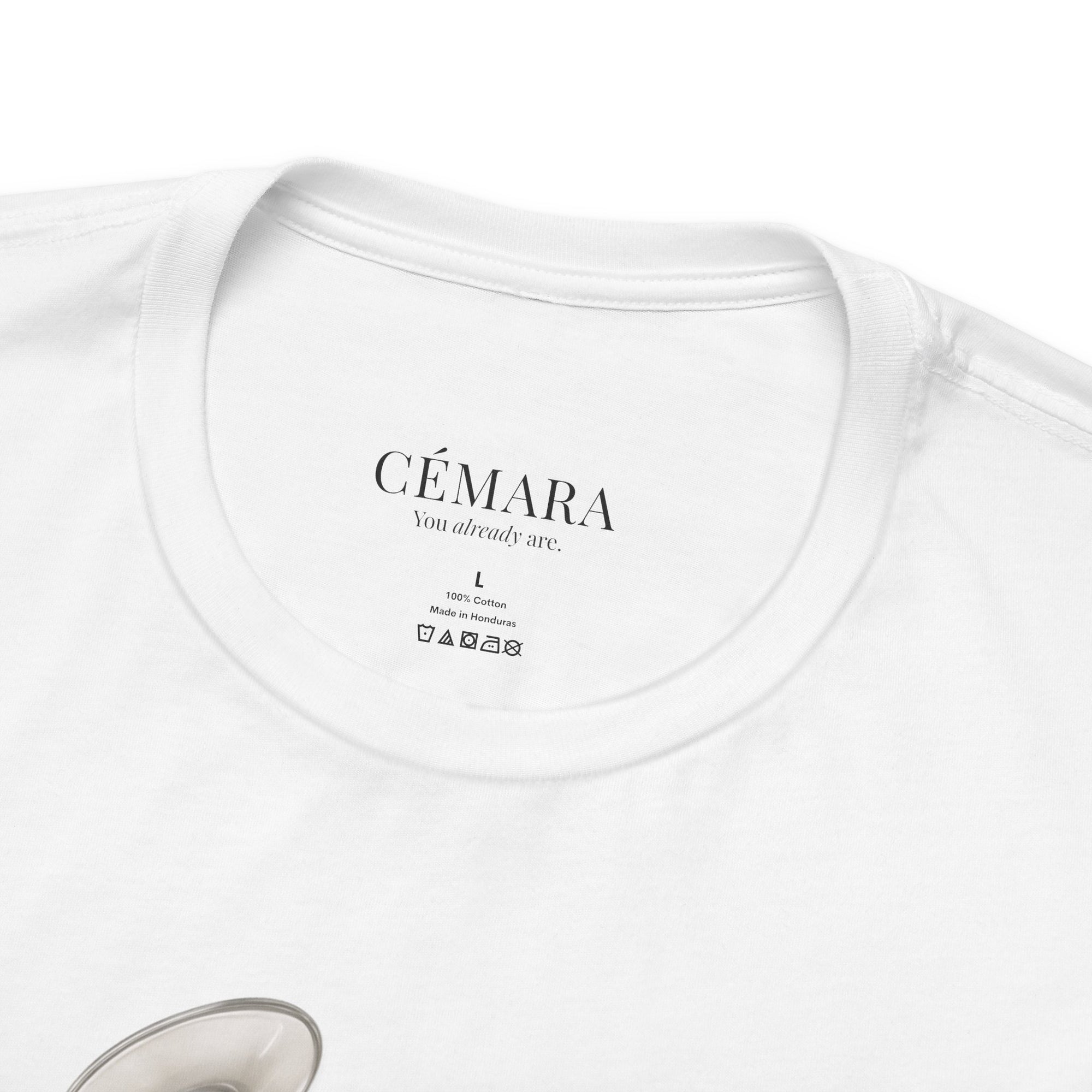 Weißes T-Shirt mit realistischer Espresso Martini Illustration – stilvoller Cocktail Statement Crewneck Shirt close up