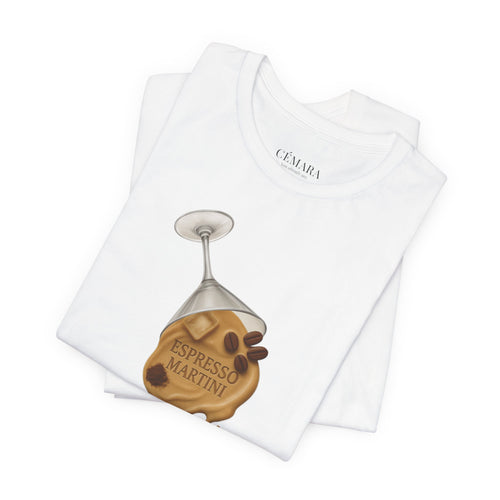 Weißes T-Shirt mit realistischer Espresso Martini Illustration – stilvoller Cocktail Statement folded flat lay