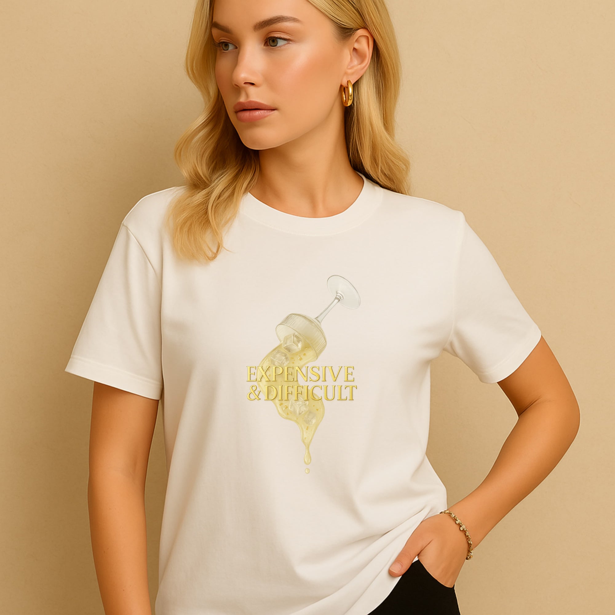 Weißes Damen T-Shirt mit goldenem Print – Expensive & Difficult Statement, getragen von Model, femininer Brunch Look
