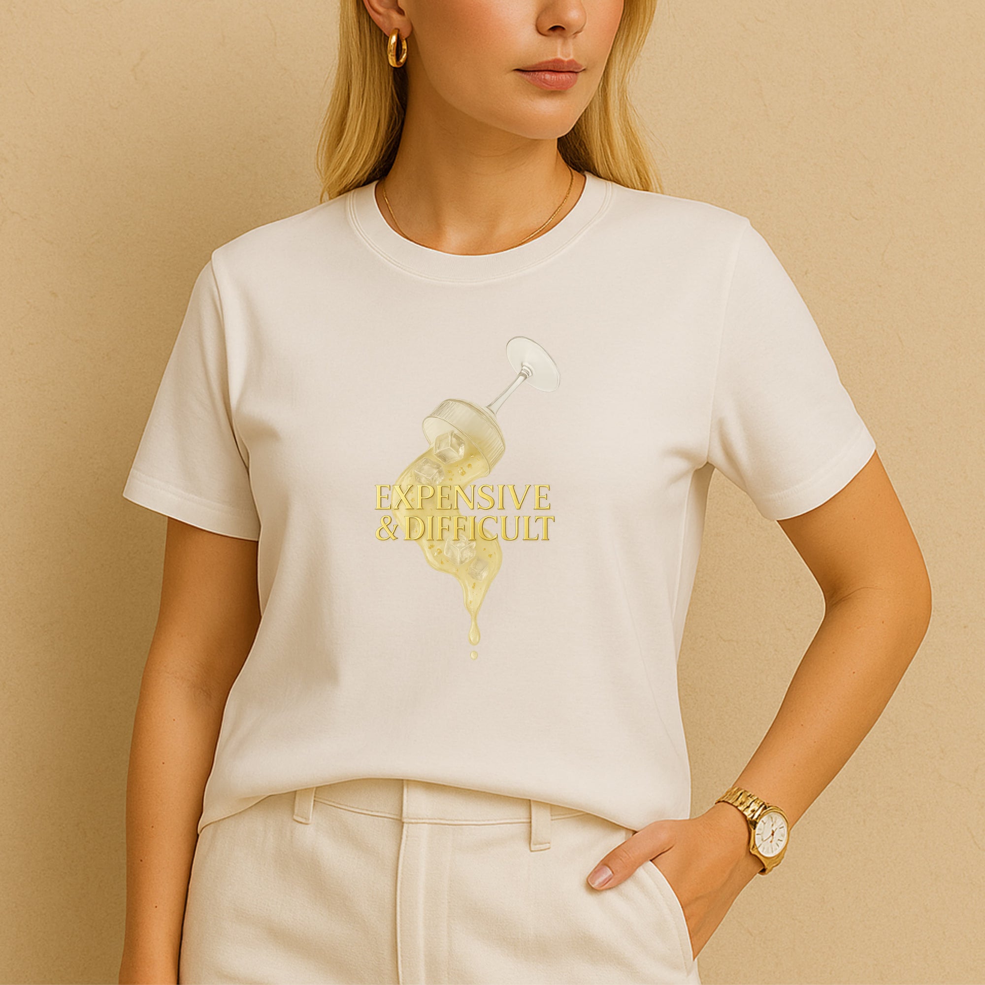 Damen T-Shirt Naturweiß mit ironischem Statement – getragenes Fashion Shirt mit goldfarbenem Glas Print & Capsule Styling
