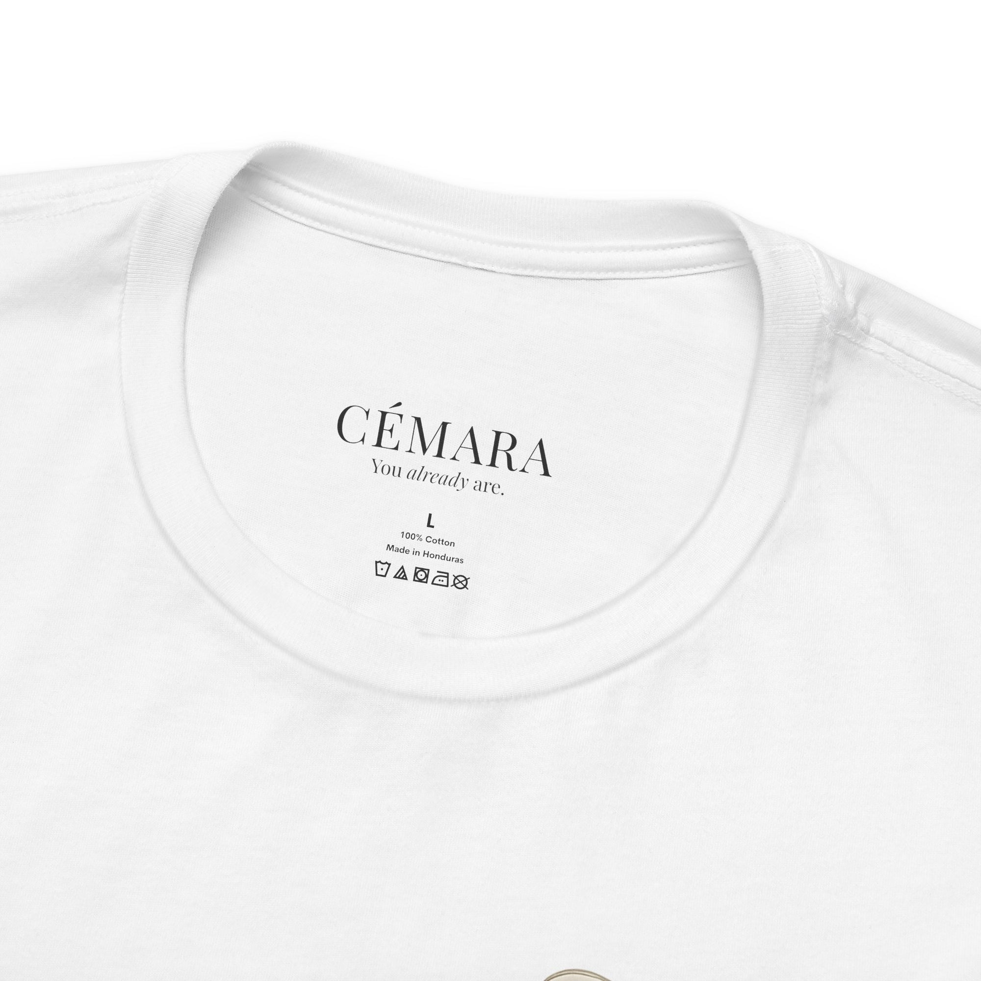 Weißes T-Shirt mit ironischem Goldglas & Typografie – feminines Statement für Capsule Looks & Brunch crewneck close up Logo