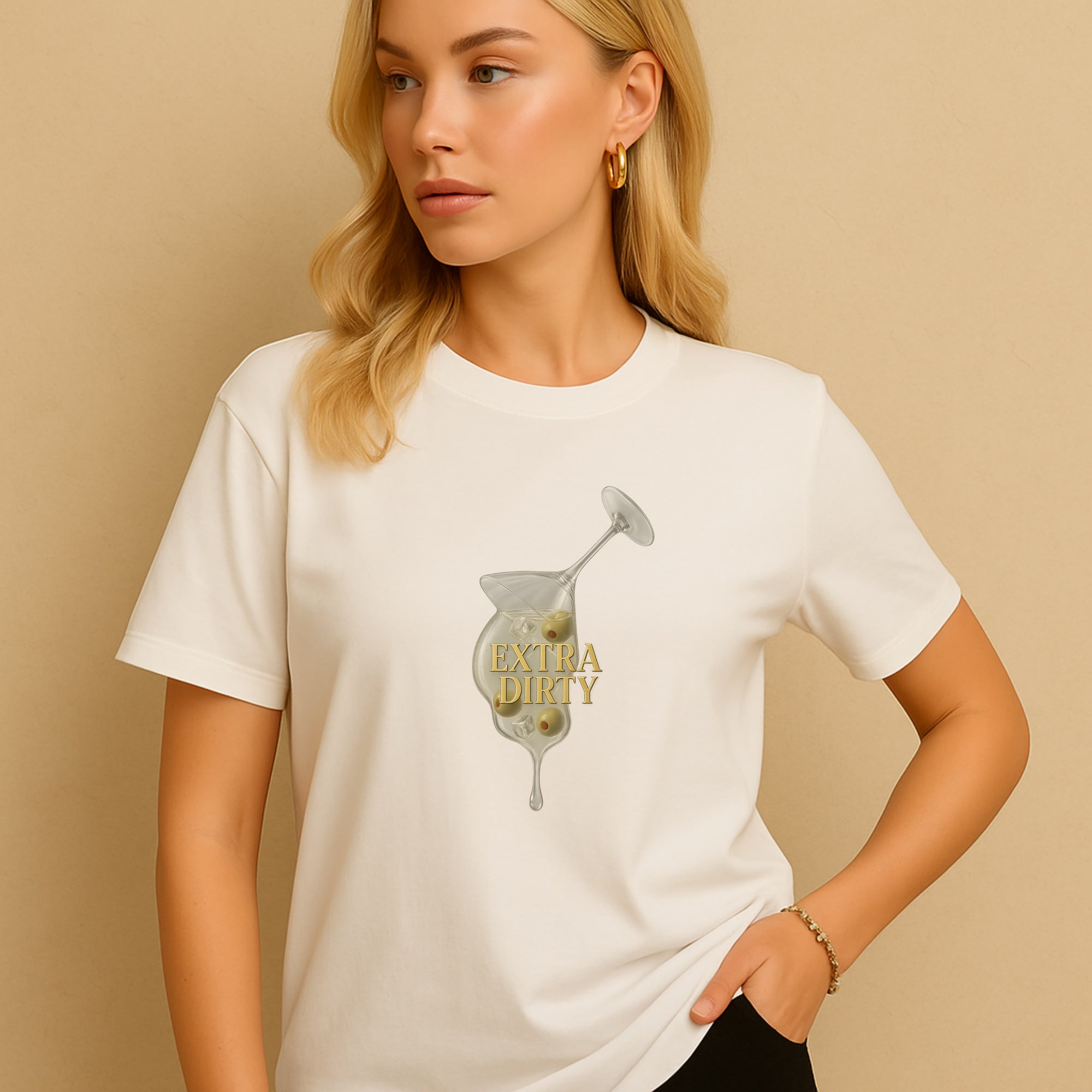 Weißes Damen T-Shirt mit Dirty Martini Print – getragenes Cocktailshirt mit goldener Typo