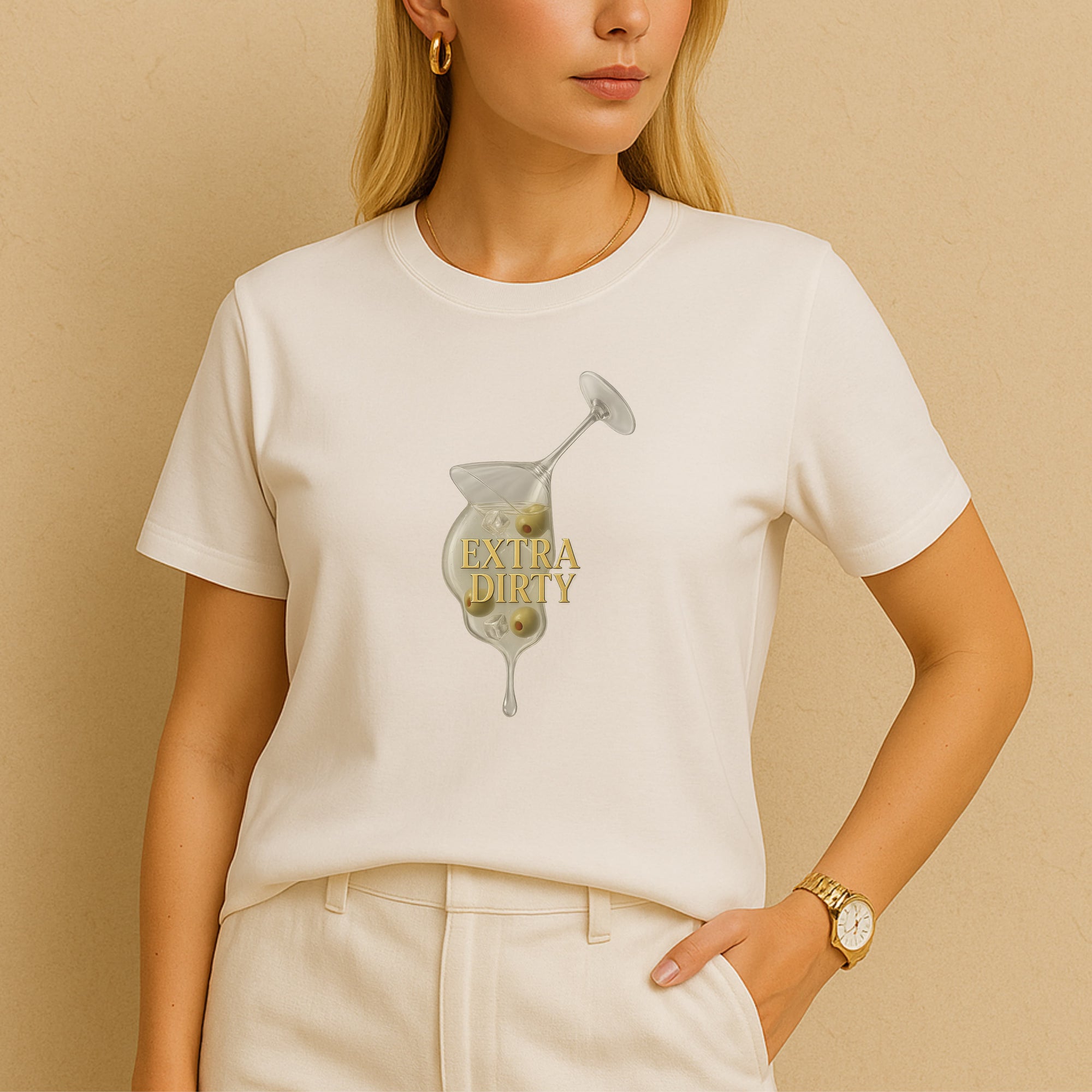 Dirty Martini T-Shirt in Naturweiß – Statementshirt mit Olivenprint, getragen von Model