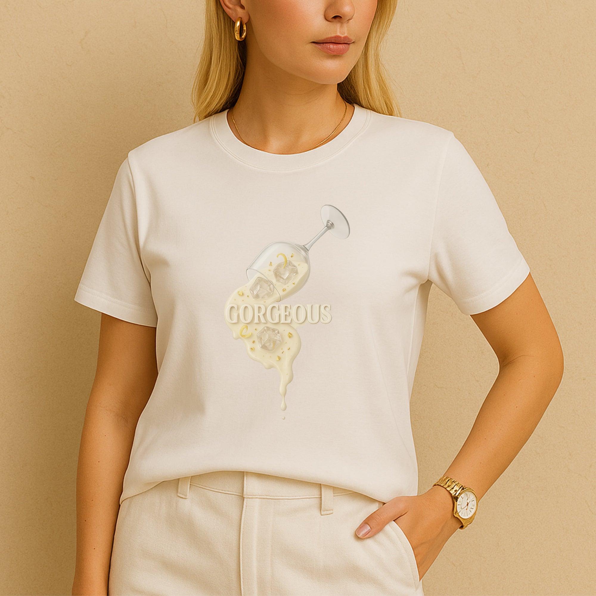 Weißes Damen T-Shirt mit „Gorgeous“ Champagner Print – Model Look für elegante Girls Night Outfits