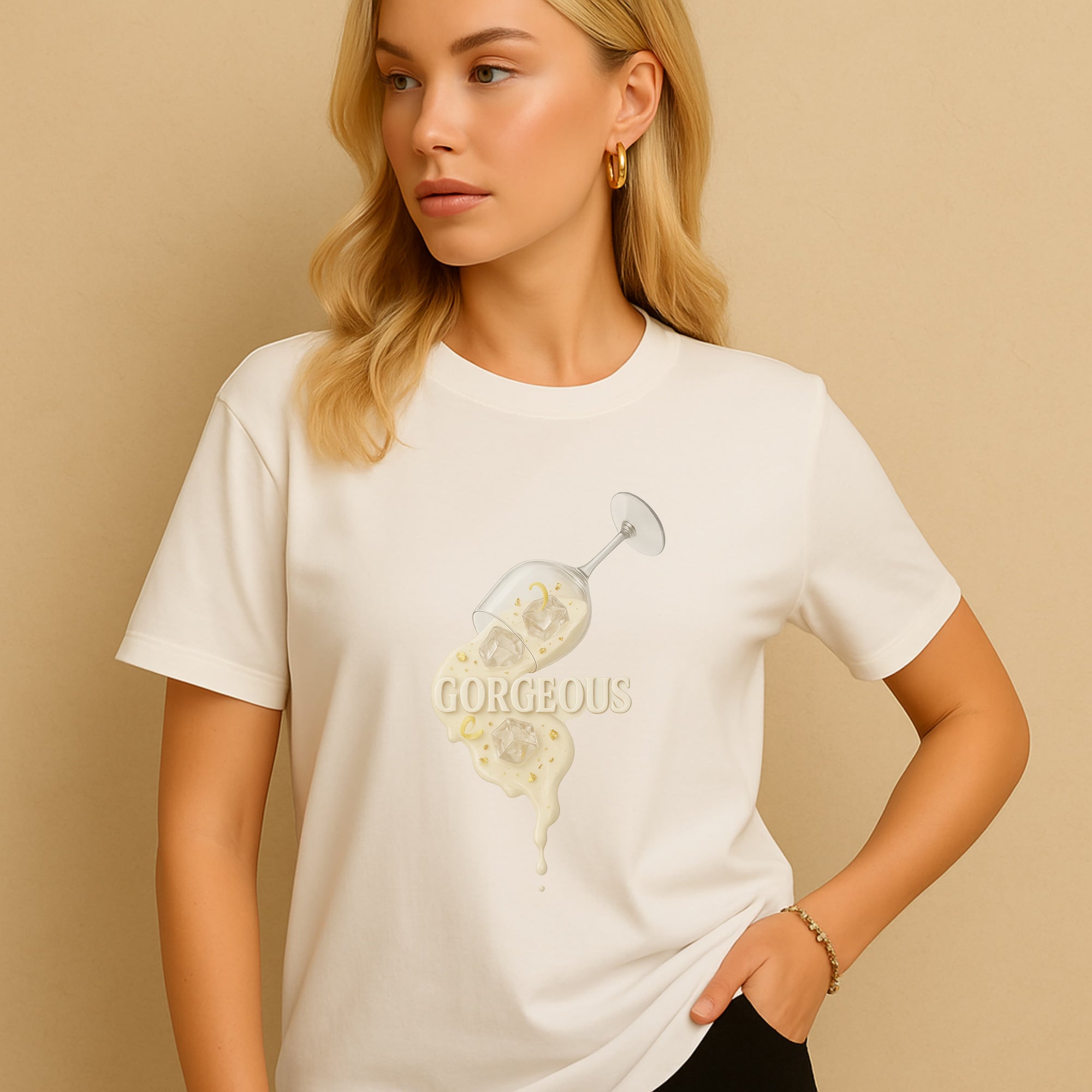 Champagner Statement T-Shirt in Naturweiß – getragenes Outfit für selbstbewusste Frauen mit Stil
