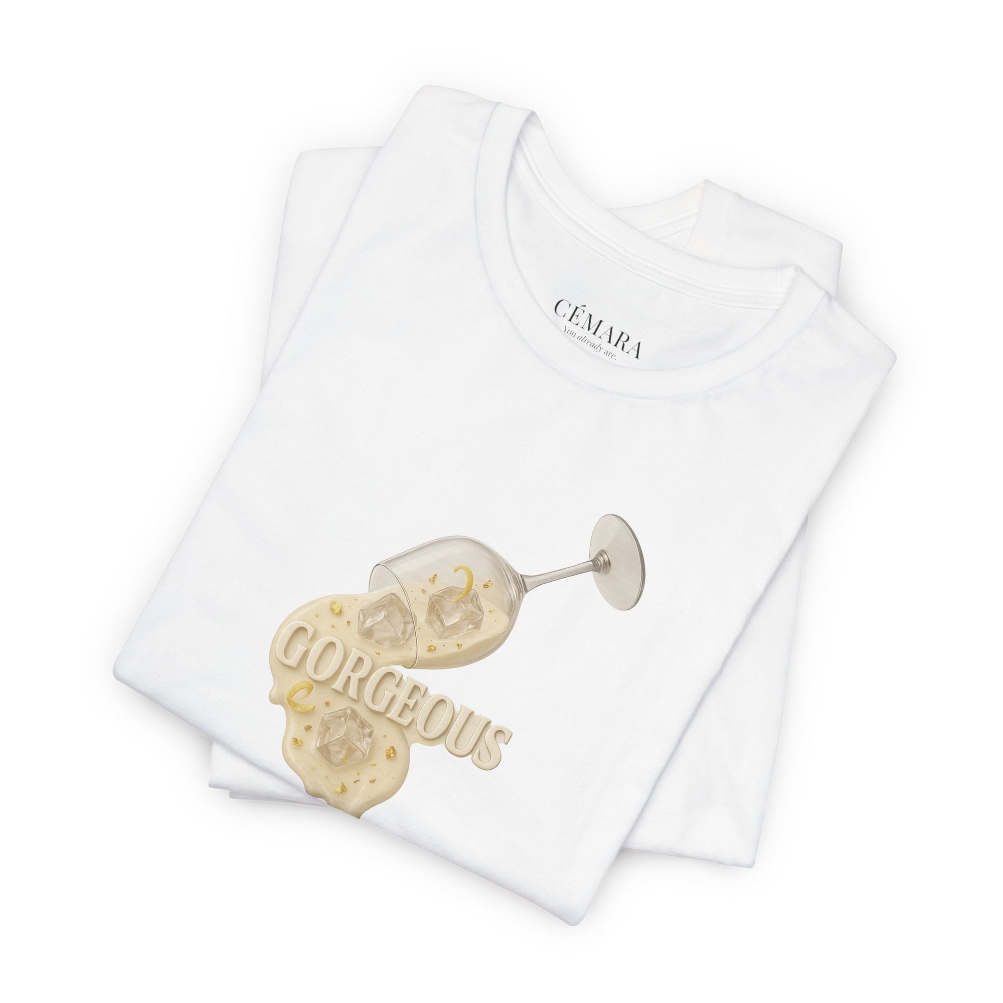 Weißes T-Shirt mit flüssigem Champagner Print & femininer Botschaft „Gorgeous“ flat lay