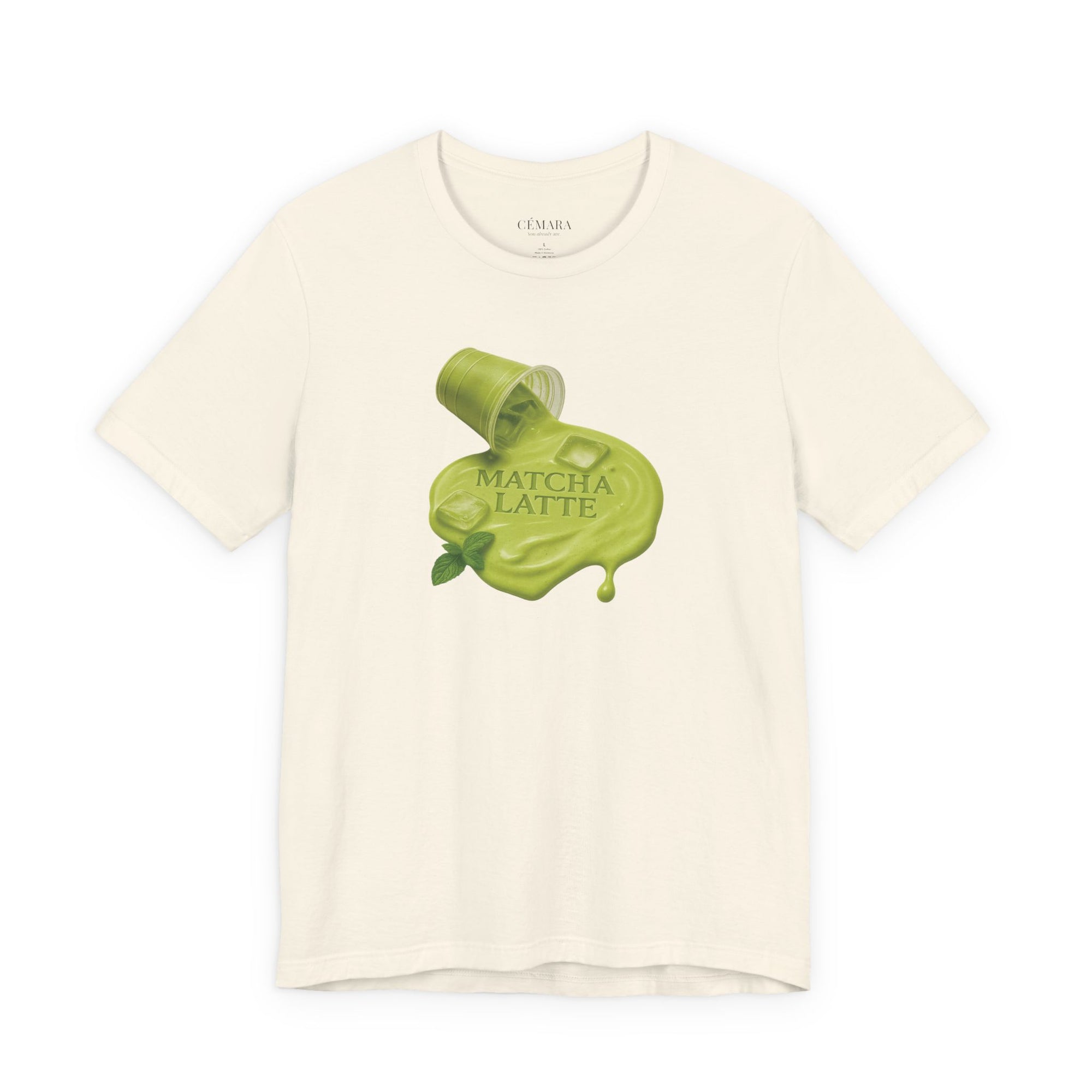 CÉMARA Matcha Latte T-Shirt Damen Beige – Frontprint mit grünem Matcha Motiv für Matcha-Lover, minimalistisches Statement-Shirt