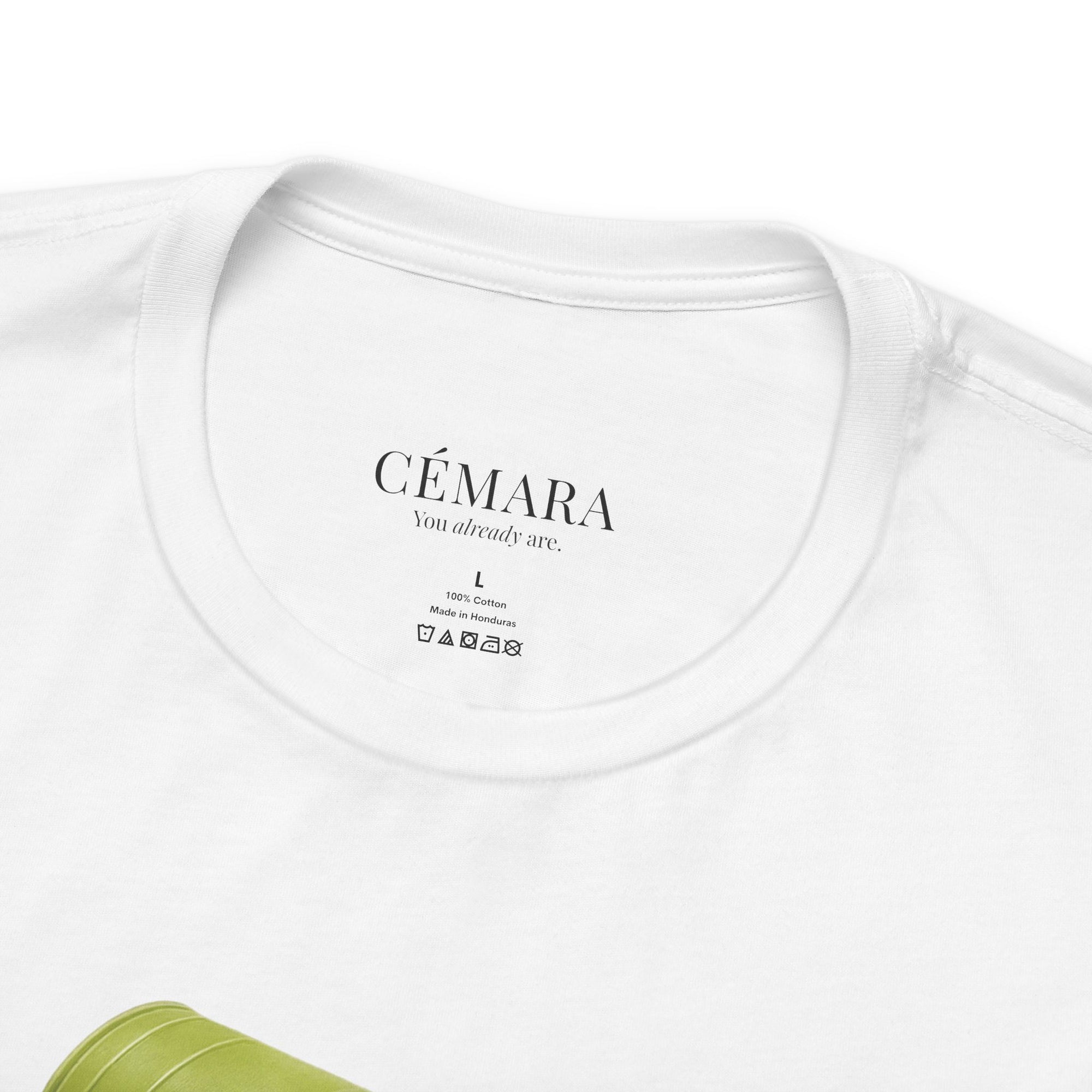 CÉMARA Matcha Latte T-Shirt Damen Beige – Frontprint mit grünem Matcha Motiv für Matcha-Lover, minimalistisches Statement-Shirt close up crewneck