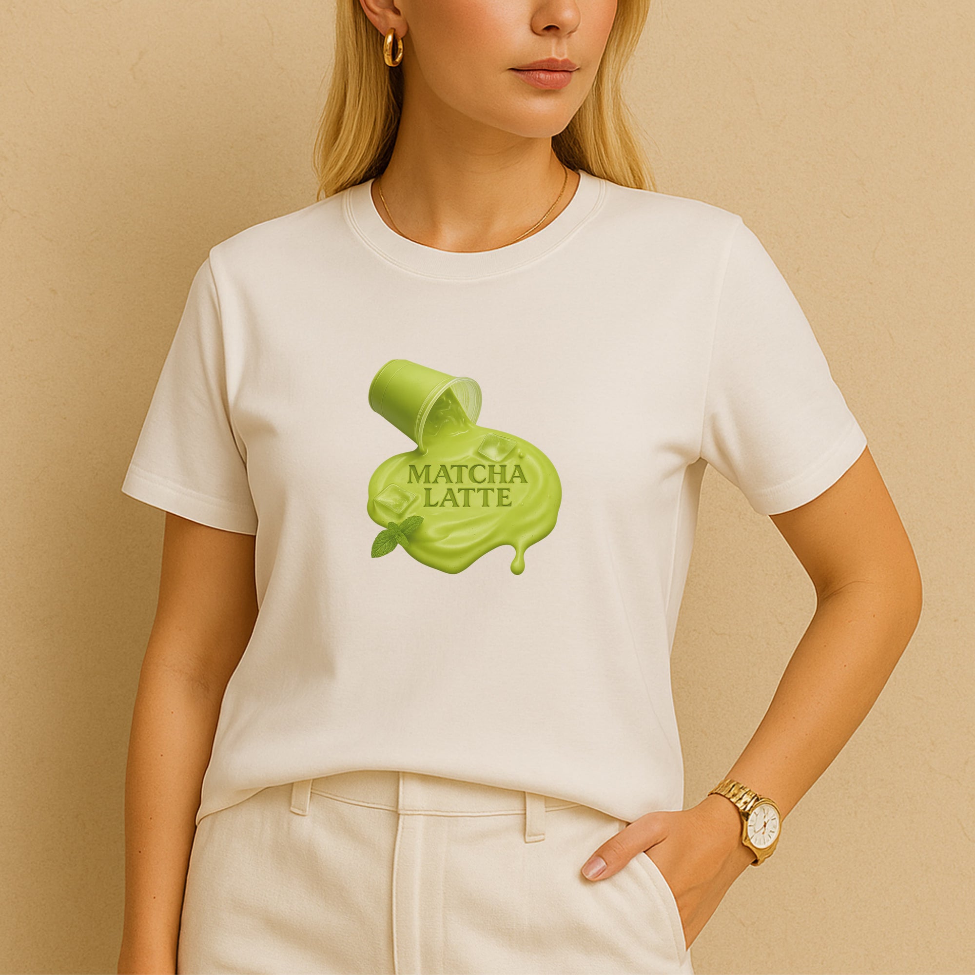 CÉMARA Matcha Latte Shirt Damen weiß – Frontprint mit grünem Matcha-Design, Bella Canvas 3001, elegante Passform, minimalistischer Hintergrund