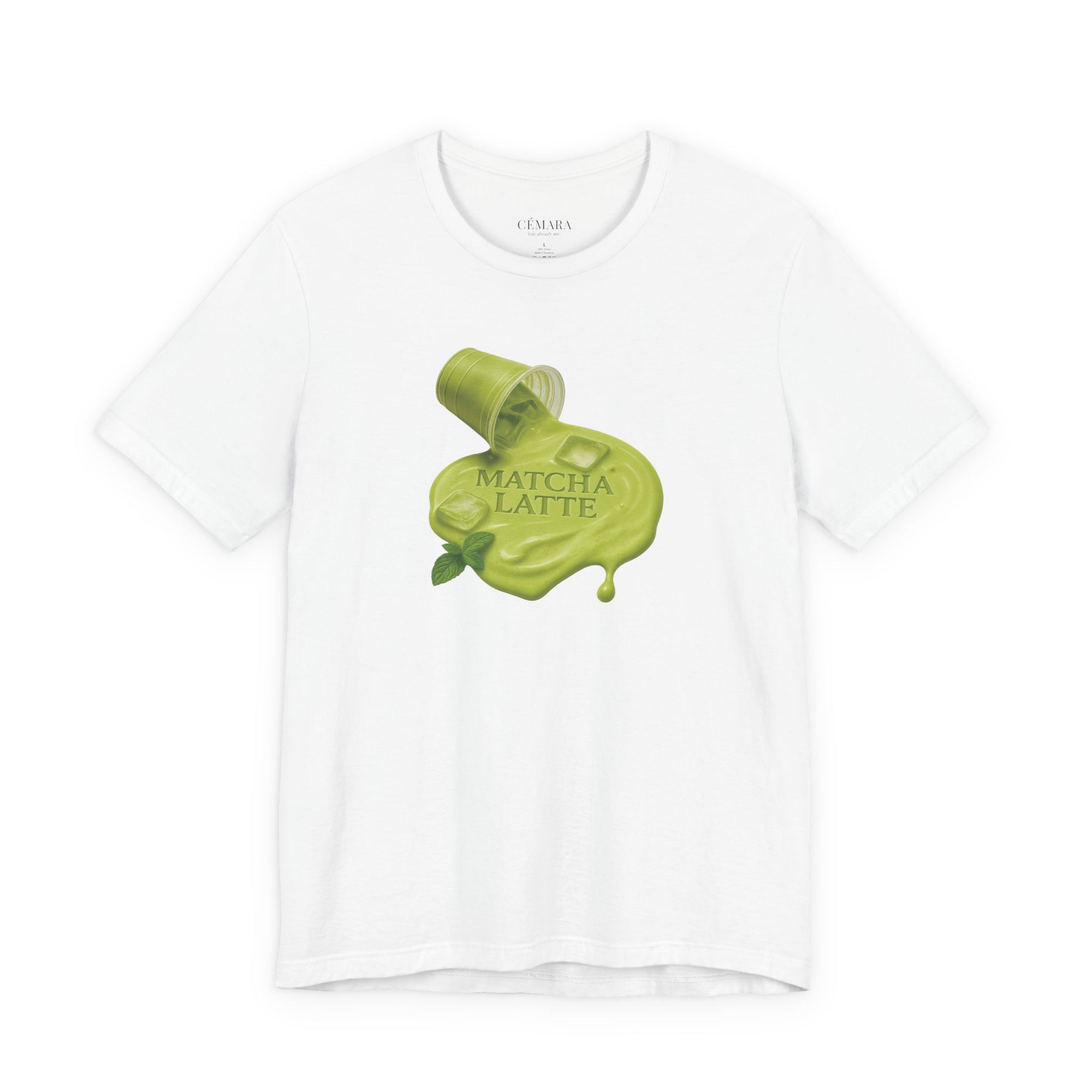 CÉMARA Matcha Latte T-Shirt Damen Beige – Frontprint mit grünem Matcha Motiv für Matcha-Lover, minimalistisches Statement-Shirt summer italian vibes wellness