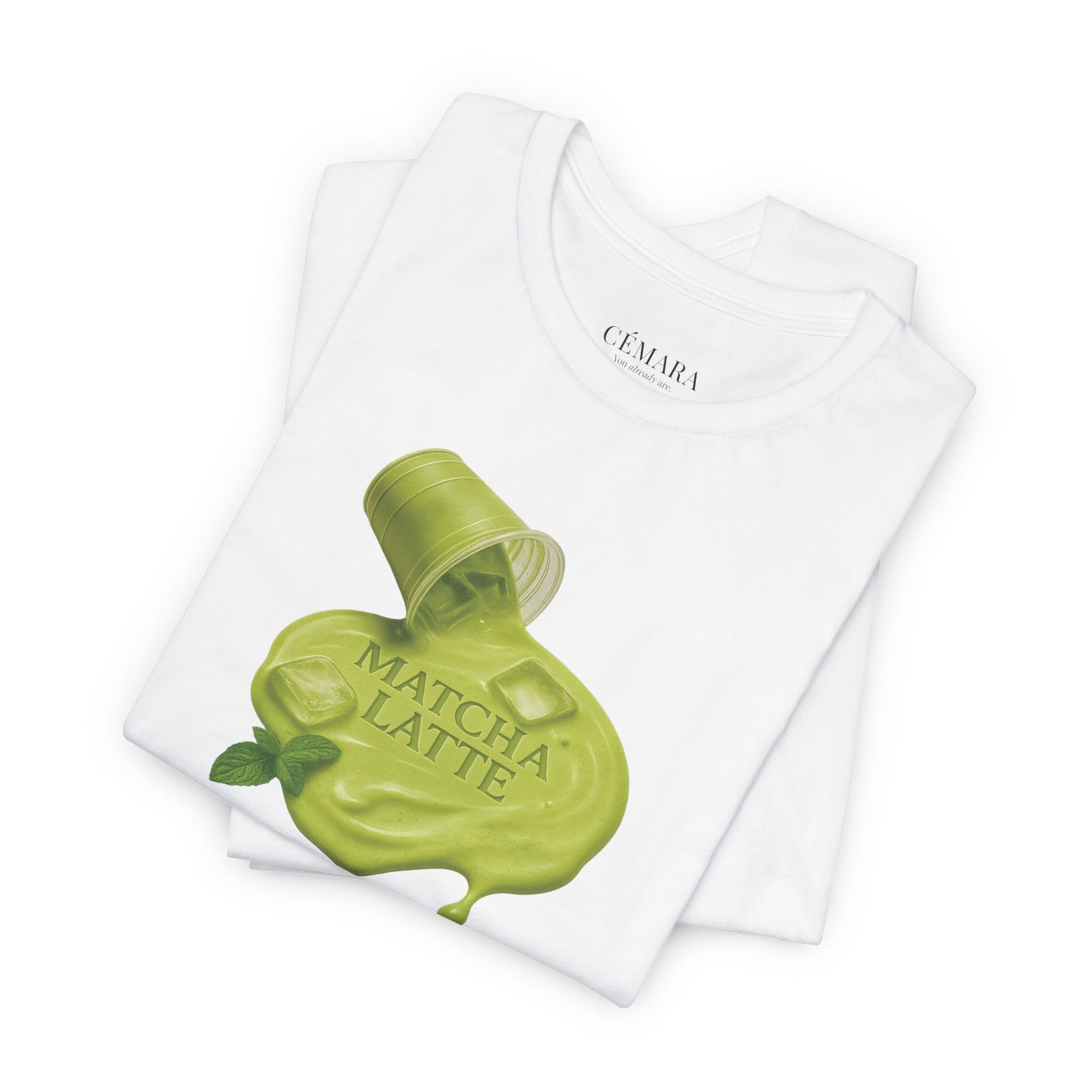CÉMARA Matcha Latte T-Shirt Damen Naturweiß – Ästhetisches T-Shirt mit Matcha Latte Design, ideal für Matcha Fans & Tee-Liebhaberinnen flatlay
