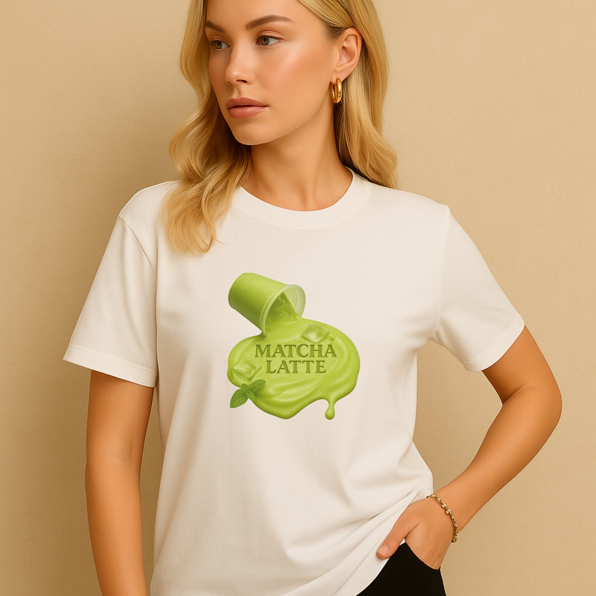 CÉMARA Matcha Latte Shirt Damen weiß – Frontprint mit grünem Matcha-Design, Bella Canvas 3001, elegante Passform, minimalistischer Hintergrund