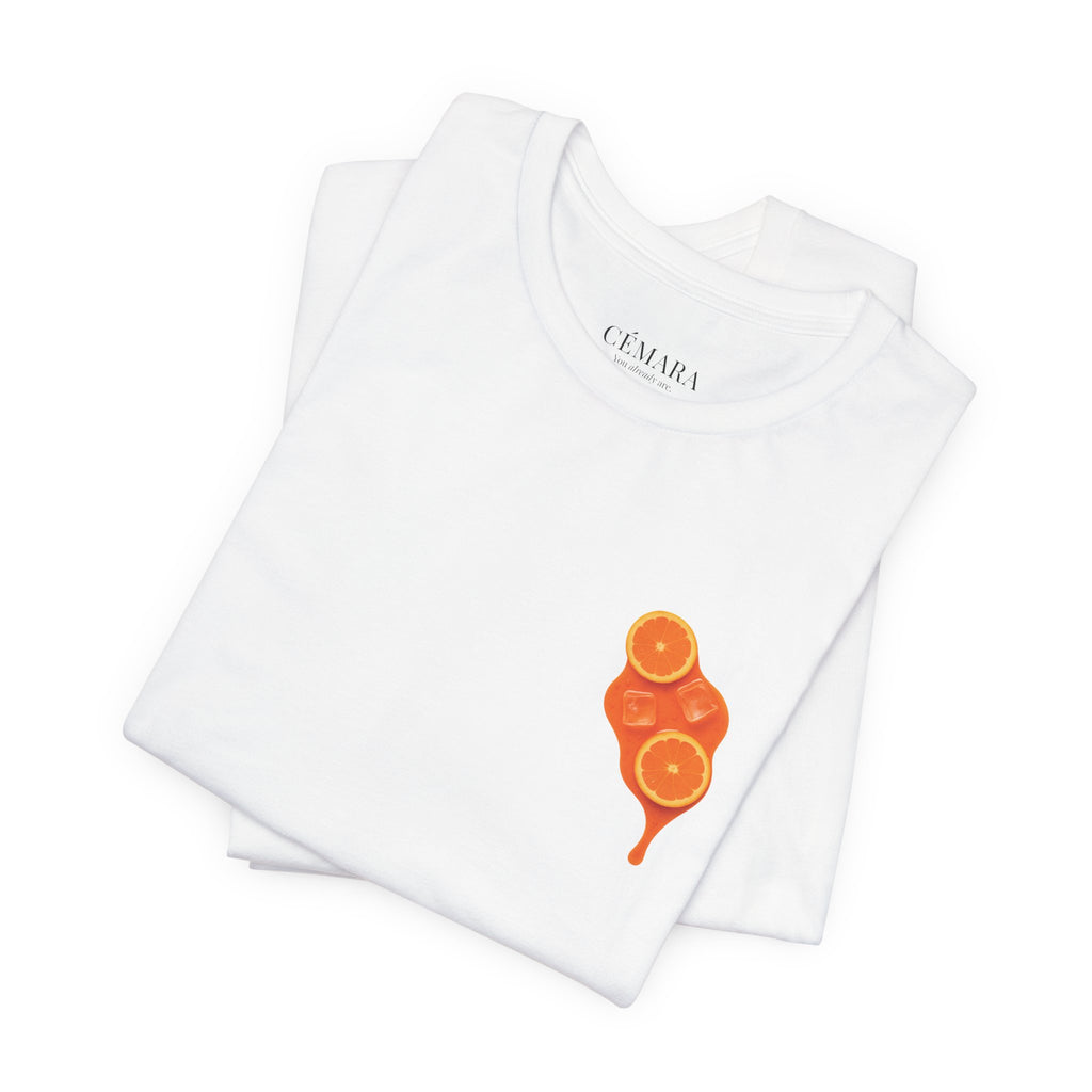 CÉMARA Damen T-Shirt Weiß – Frontprint mit Orangenscheiben & Eiswürfeln, minimalistischer Sommer-Look flatlay