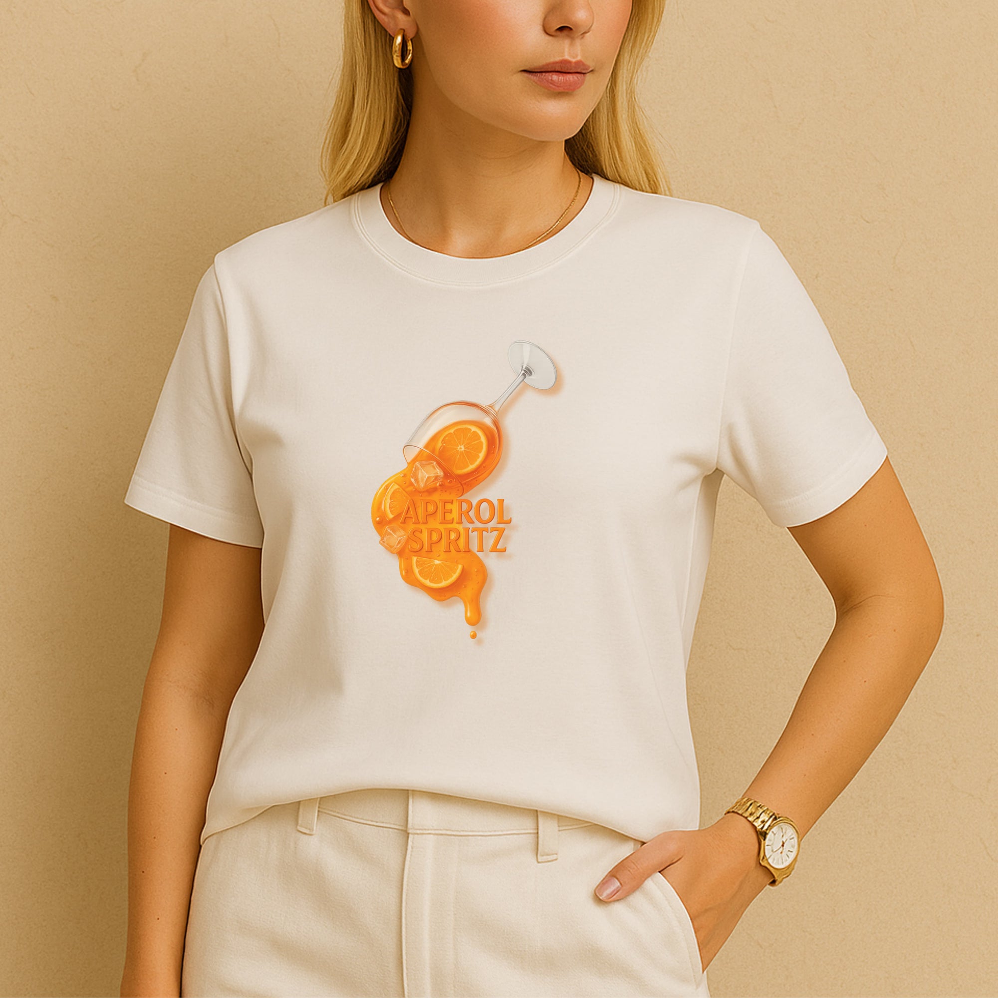 CÉMARA Orange Spritz Shirt Damen weiß – getragen von Model, femininer Sommerlook mit Cocktailglas Design für Brunch & Rooftop Outfits