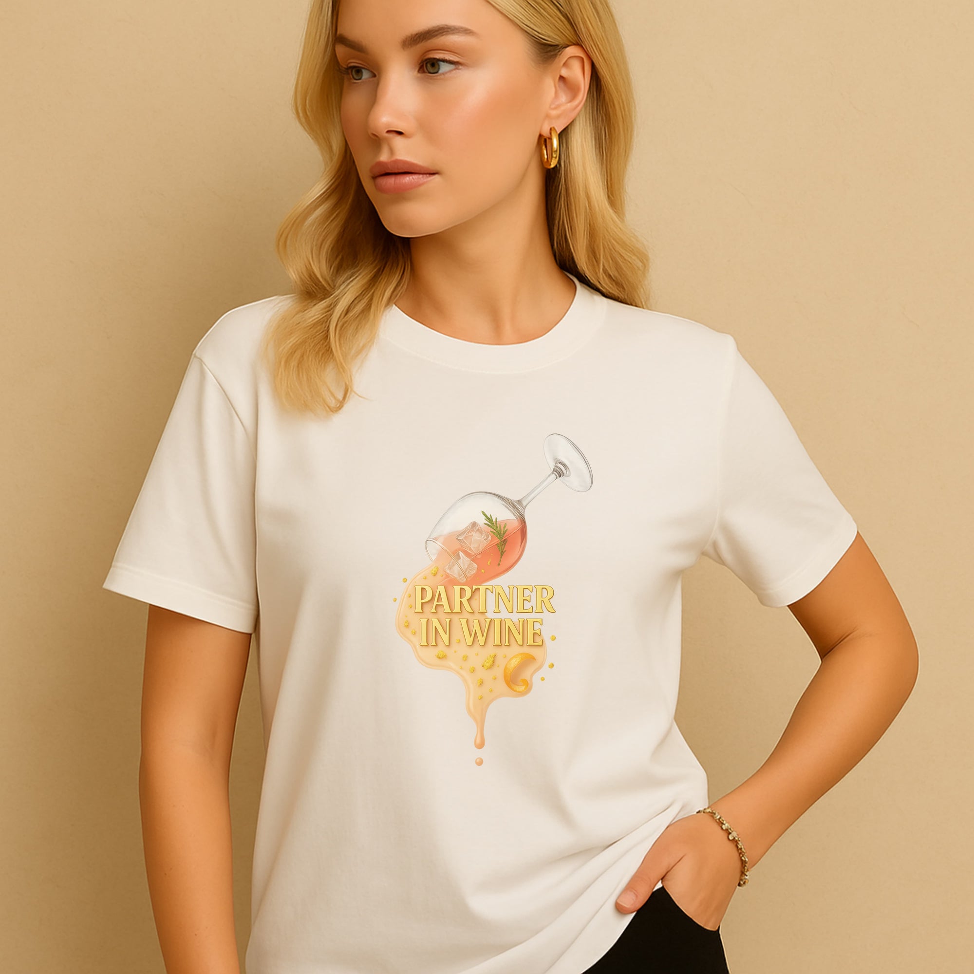 Damen T-Shirt in Naturweiß mit Rosé-Weinglas Print – Model mit femininer Girls Night Attitüde