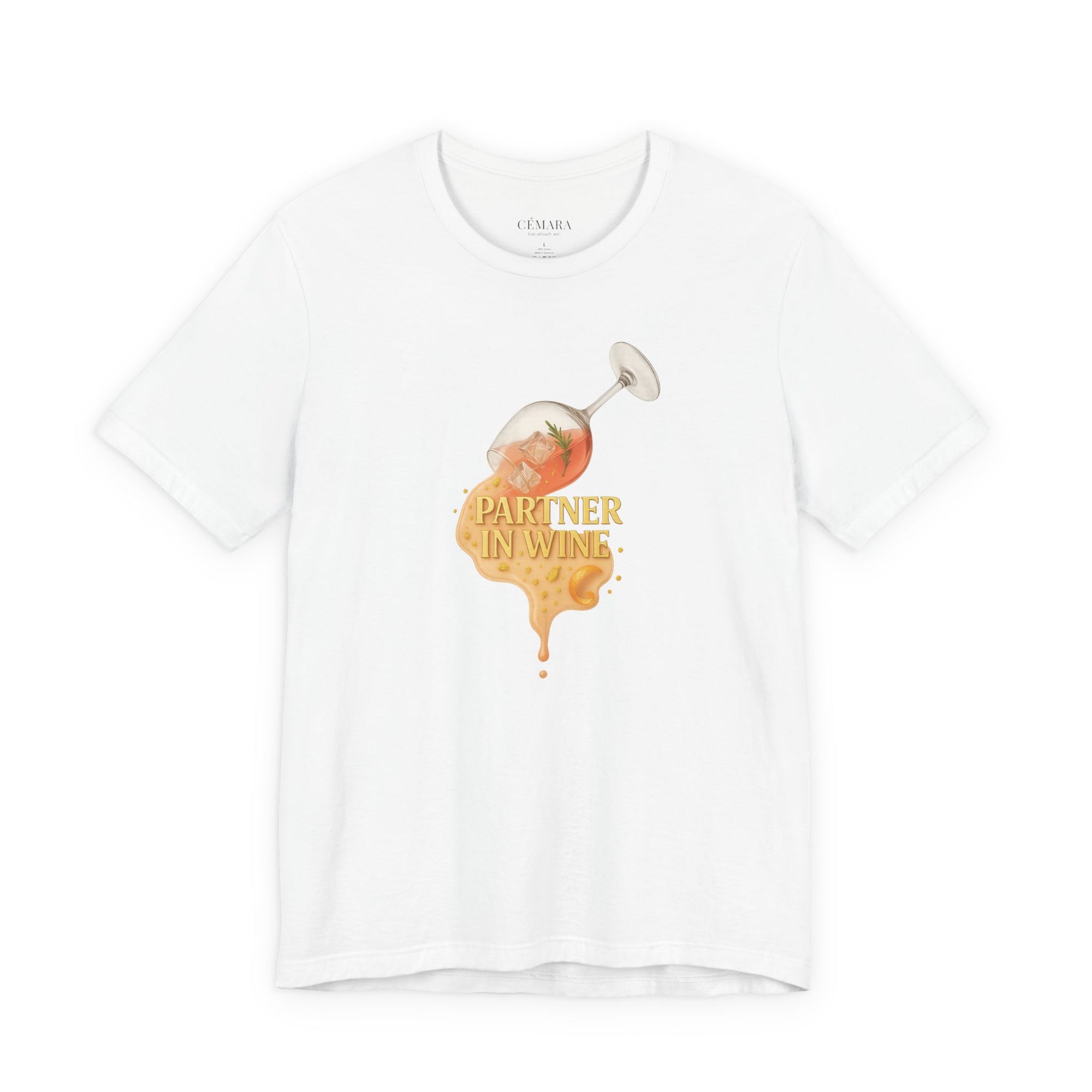 Weißes T-Shirt mit Wein-Illustration – Partner in Wine Statement & femininer Sommer Look