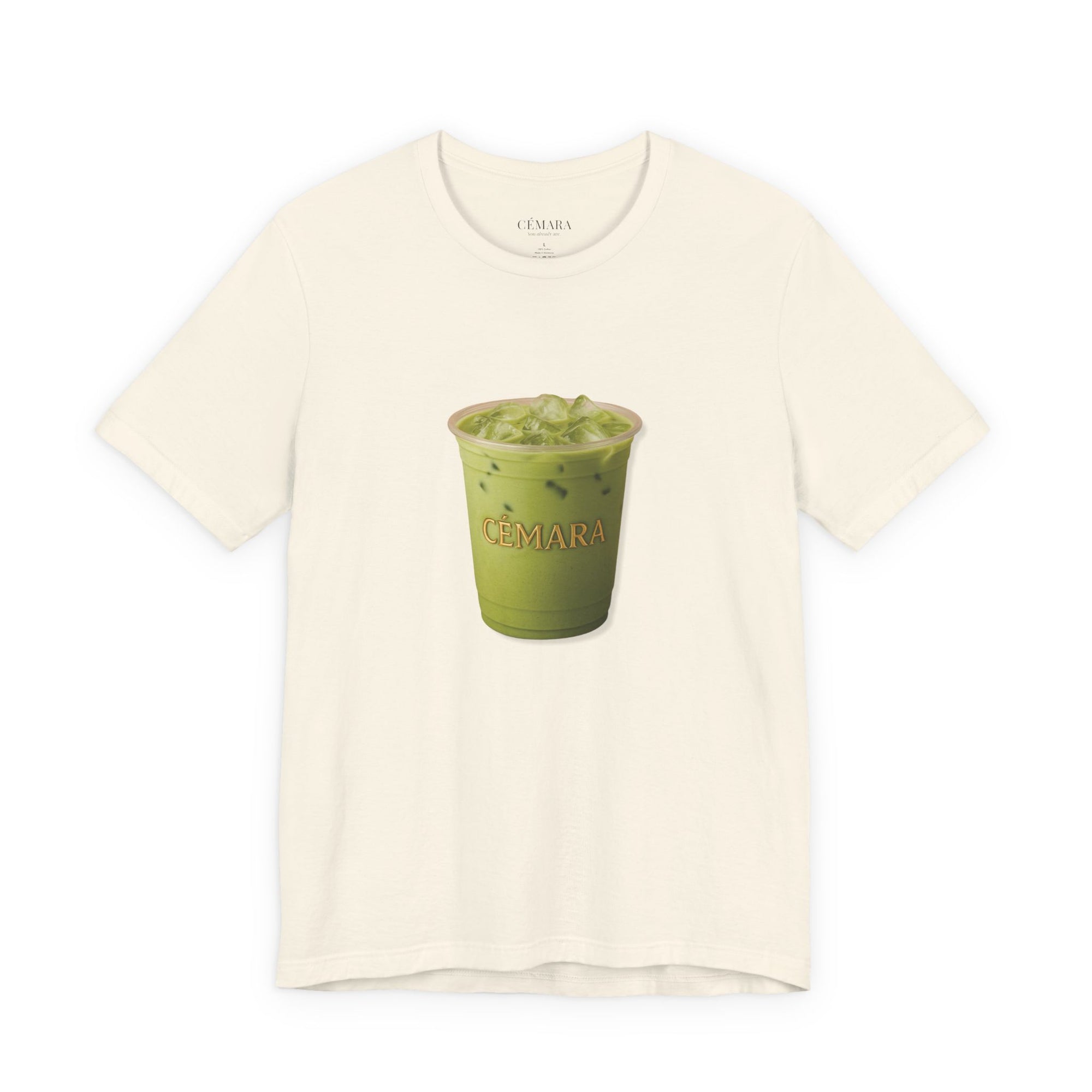  Iced Matcha Latte T-Shirt in Beige mit realistischem Matcha-Becher als Frontprint