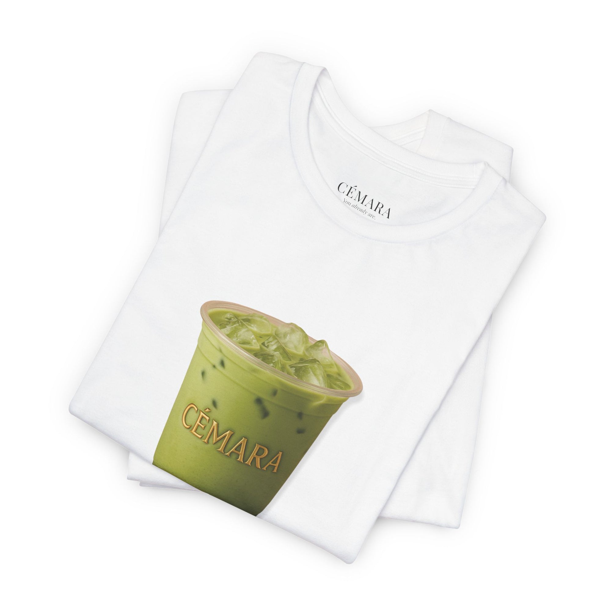 Weißes Iced Matcha Latte Shirt mit ästhetischem Frontprint eines Matcha-Drinks flat lay