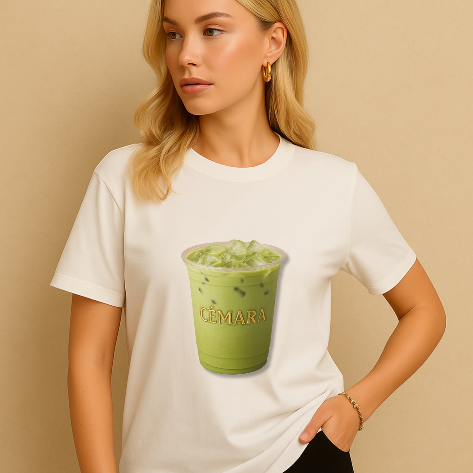 Frau trägt weißes Matcha T-Shirt mit Frontprint – minimalistischer Look vor beiger Wand