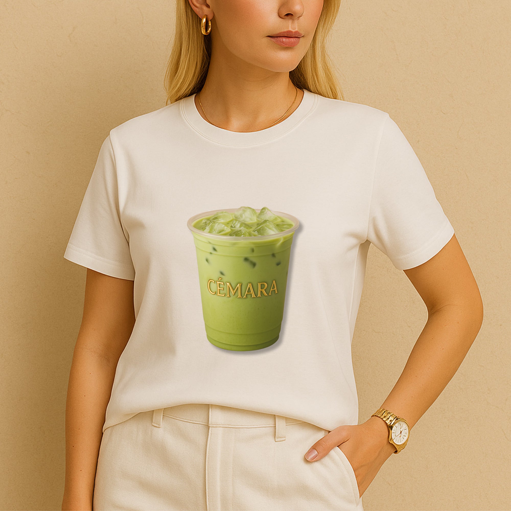 Frau trägt weißes Matcha T-Shirt mit Frontprint – minimalistischer Look vor beiger Wand business woeman style